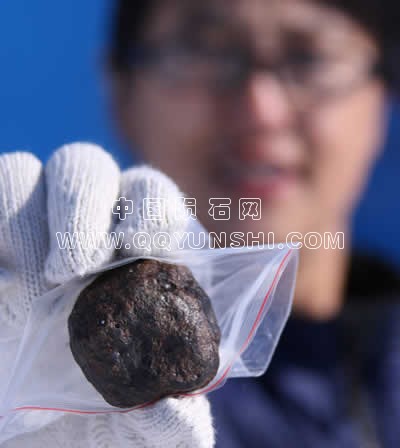 090828_1[1]一名中國南極內陸格羅夫山考察隊隊員正在展示收集到的隕石.jpg