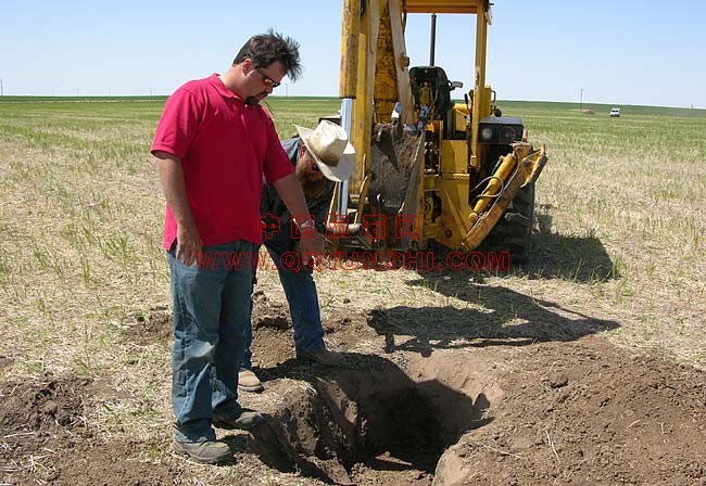 steve-tractor[16]史蒂夫·阿诺德指示Brenham，德克萨斯州堪萨斯挖掘.jpg