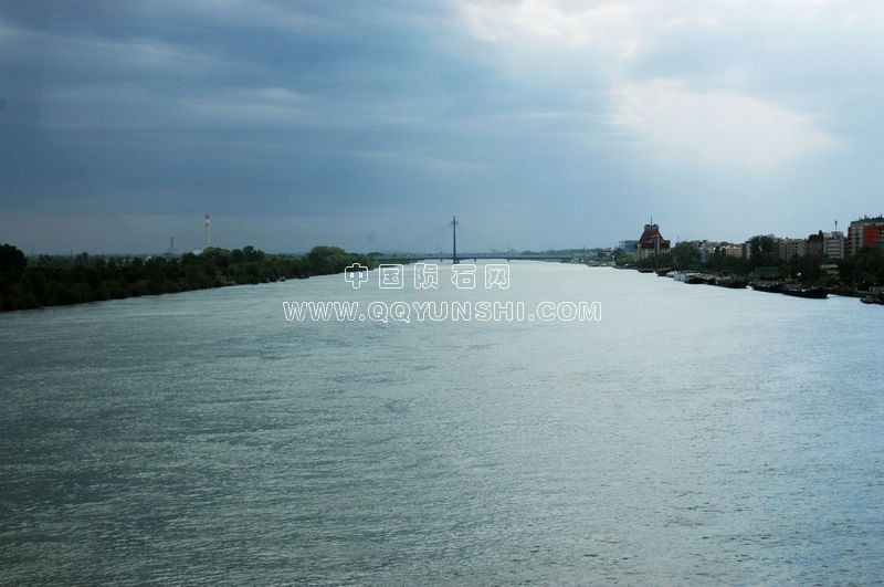 蓝色的多瑙河从维也纳市区穿流而过.jpg