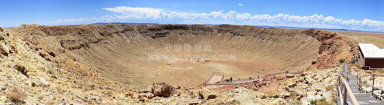 在较高处观景台拍摄的巴林杰陨石坑全景.jpg