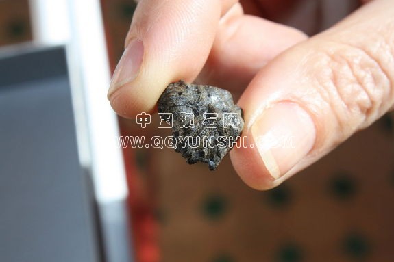 8.tissint-meteorite-thin-fusion-crust[1]3.4g.jpg
