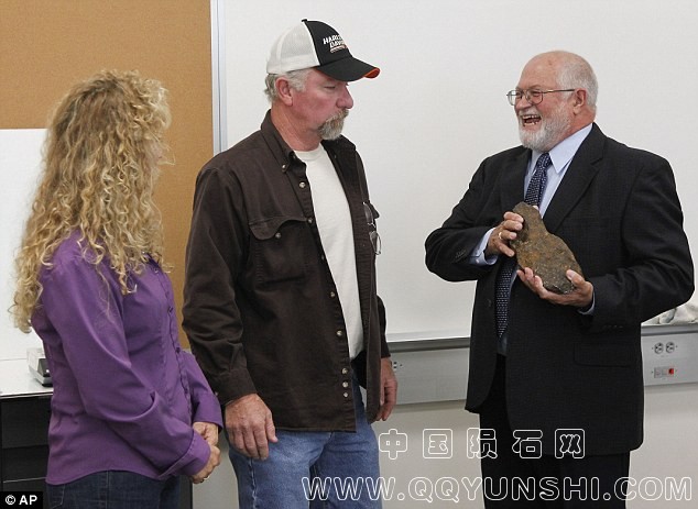礼品：唐娜和乔治·刘易斯（中心）目前的杰里·库克（右）与古陨石，他们以前作为一个看家.jpg
