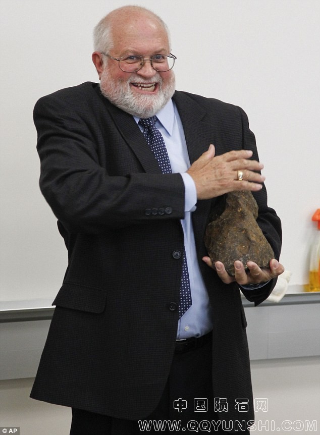 他表示，33磅重的陨石从刘易斯家庭的自豪和喜悦：主席杰里·库克，在东肯塔基大学物理系，梁.jpg