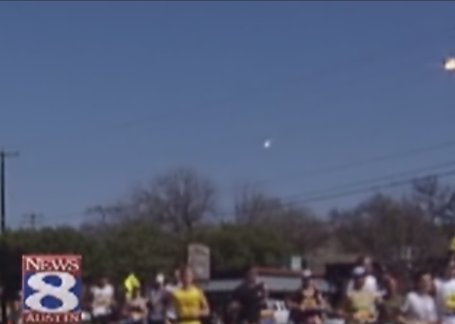 1著名的奥斯汀新闻8视频奥斯汀新闻8埃迪加西亚捕捉一个陨石坠落在拍摄视频时的奥斯汀马.jpg