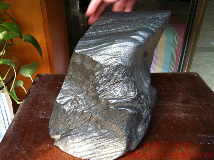 高23cm，宽13cm x 12cm（都是大约数值），重量为 8.9kg