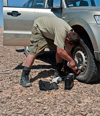 Meteorite_searching_western_sahara_21.jpg