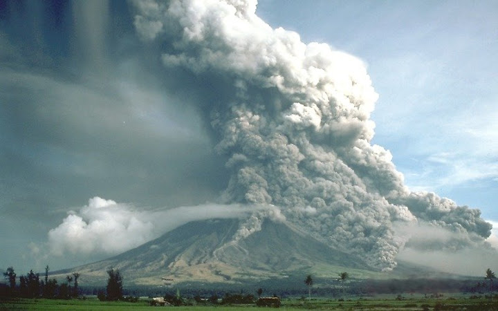 Pyroclastic_flows_at_Mayon_Volcano.jpg