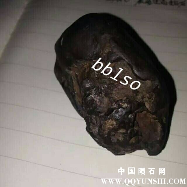 结晶体的旁边既然也是硅酸钙样的结晶体黑色像玻璃很硬