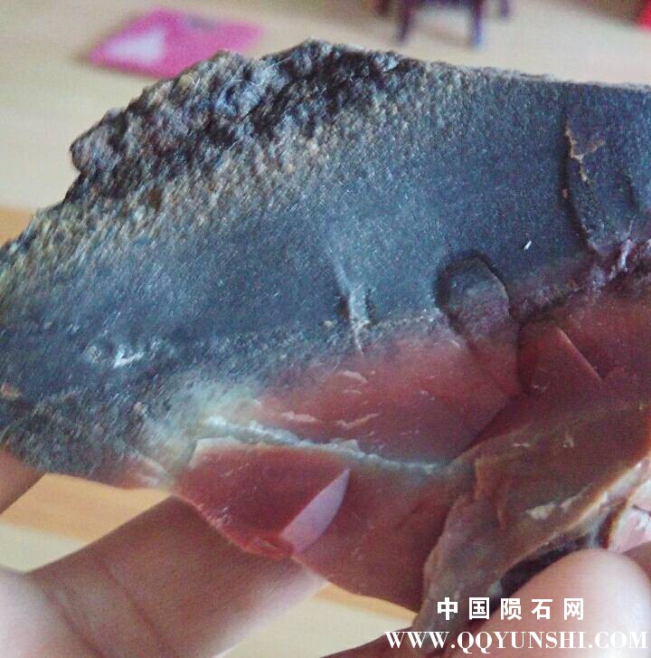 这是碎片，明显看出腐蚀面以及离心力作用下的分层结构