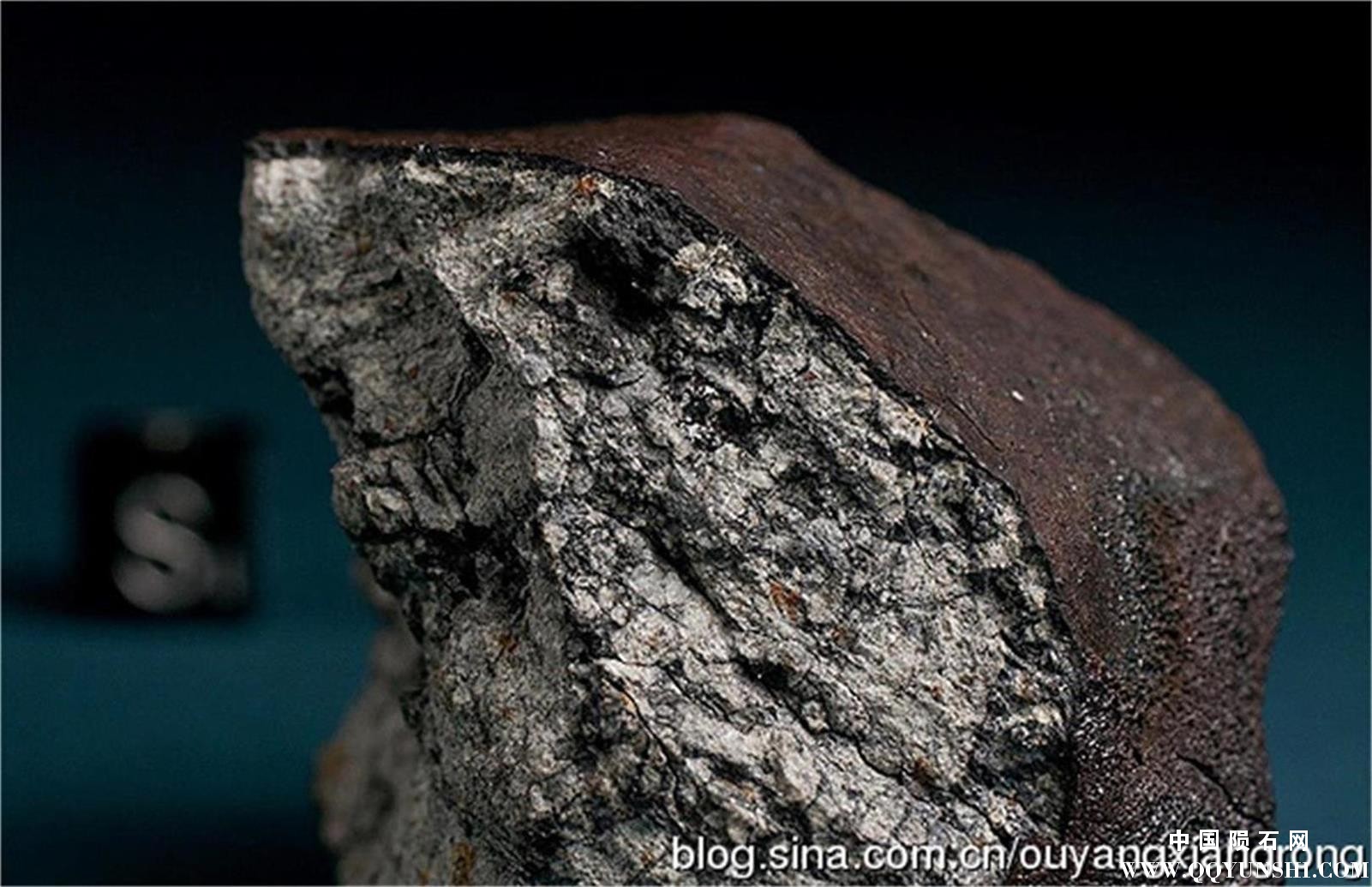 122克碎片的车里雅宾斯克陨石断裂面的撞击特征。注意左上角暗的熔融带,科学家们在陨石的熔壳中还发现少量铂 ...