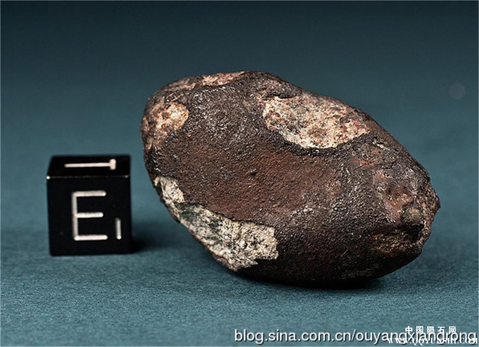23克重车里雅宾斯克陨石个体在熔壳的色彩和纹理变化