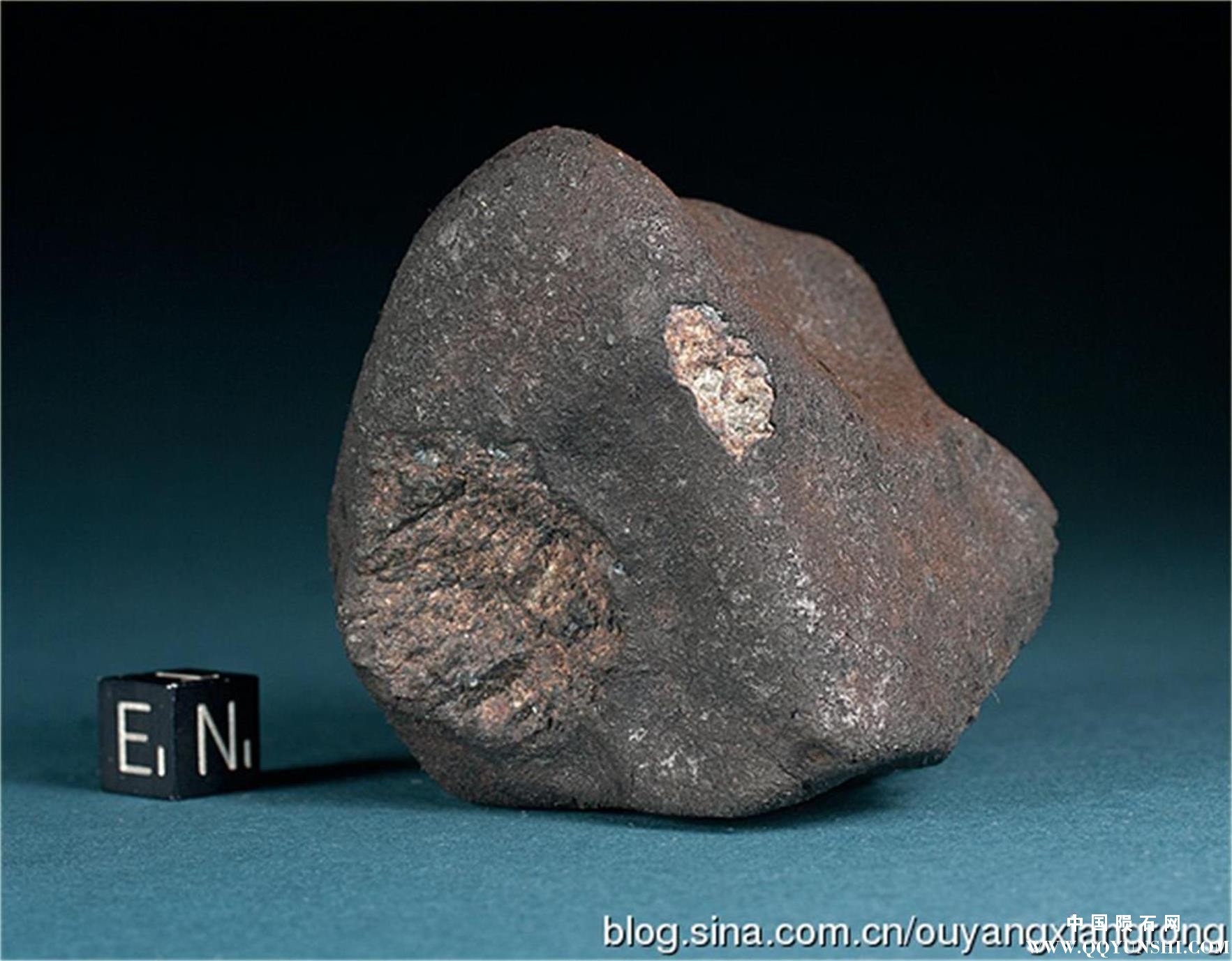 不同融合程度的熔壳：这枚277克车里雅宾斯克陨石个体的主要融合熔壳较厚的涂层。注意凹断裂面（左下）的融  ...