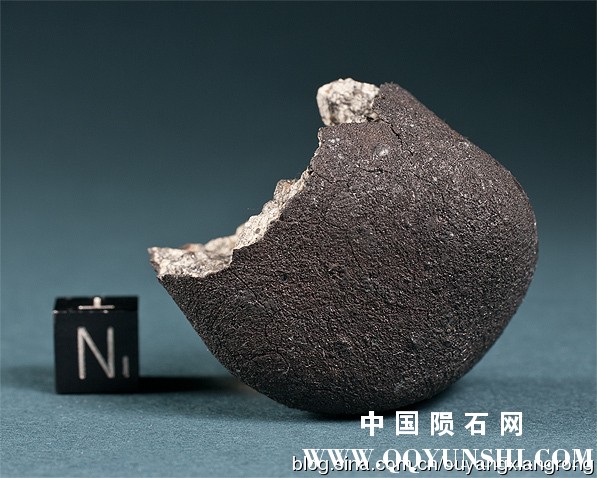 一枚63.2克车里雅宾斯克陨石破碎的个体的熔壳