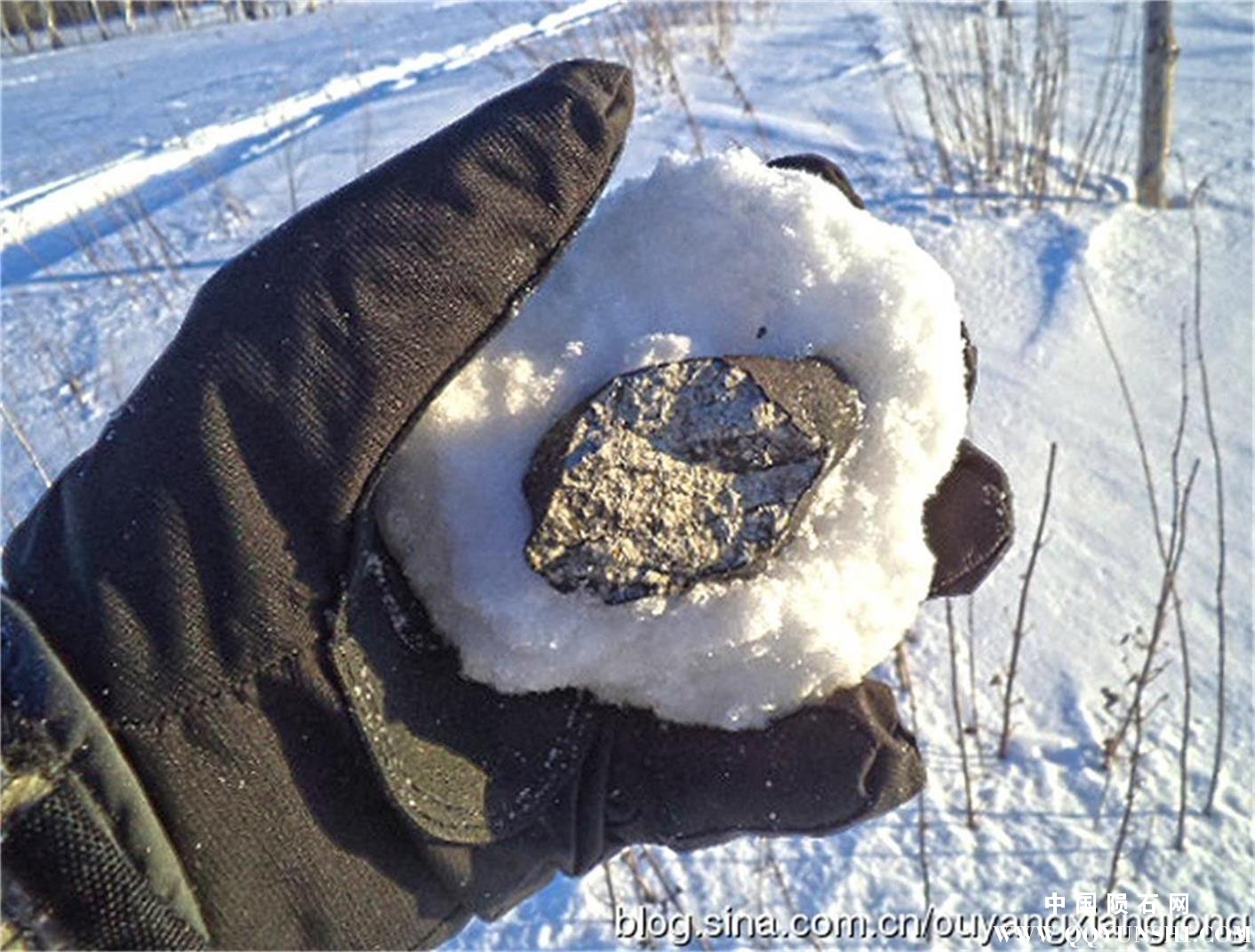 一枚106.2克车里雅宾斯克陨石碎片猎获现场图片