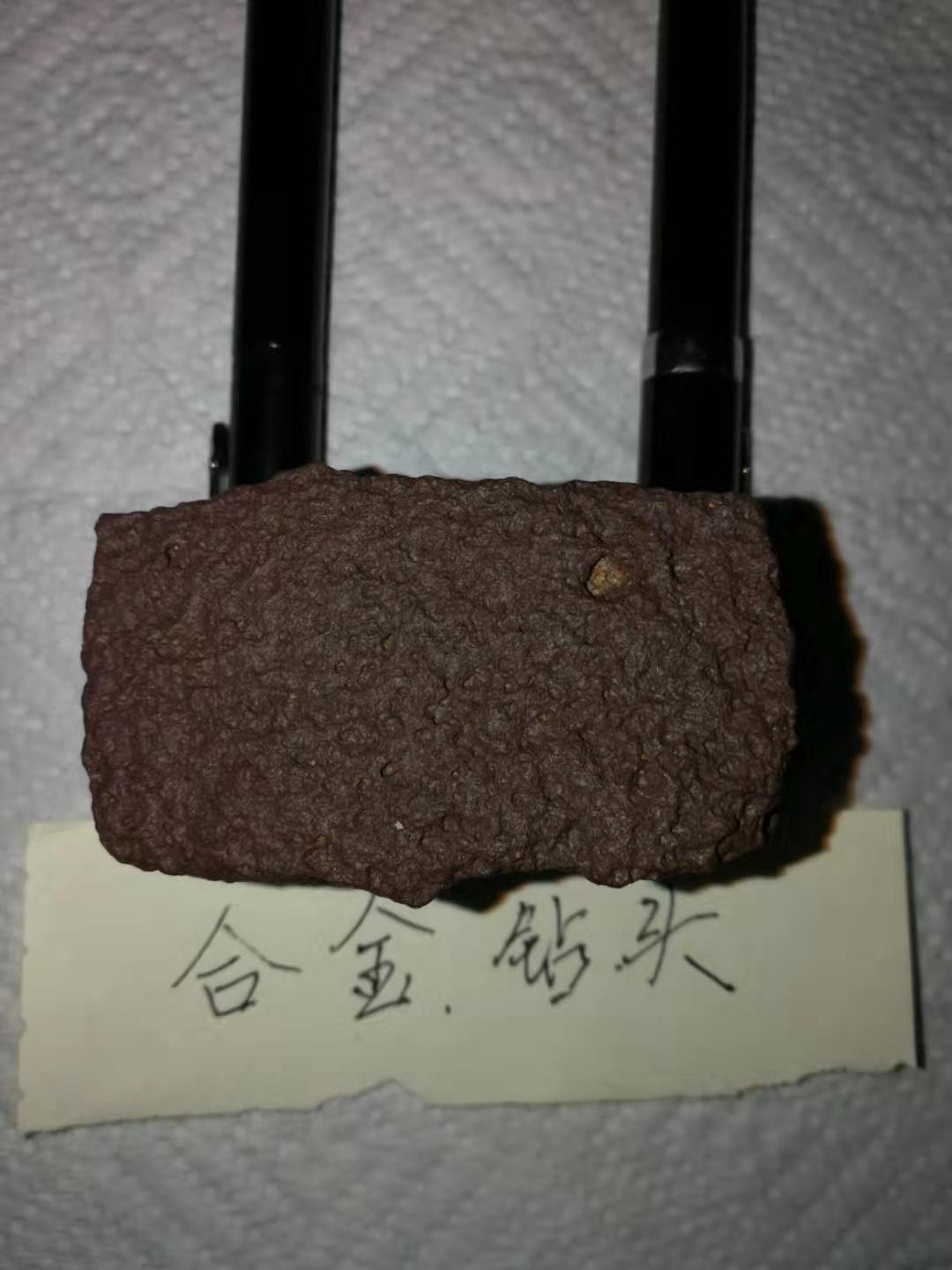 底部照片，原子笔起支撑作用