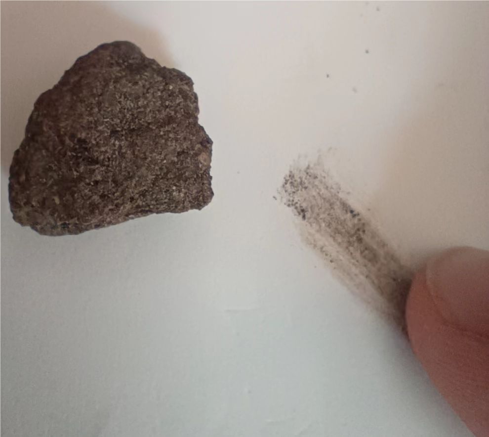 挑下点焦炭里的碳灰可以抹在纸上