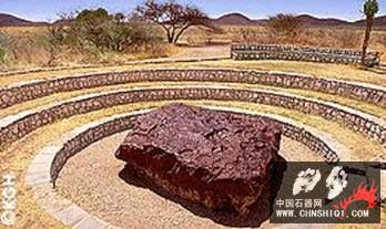 纳米比亚的Hoba铁陨石 （重60吨 ）.jpg