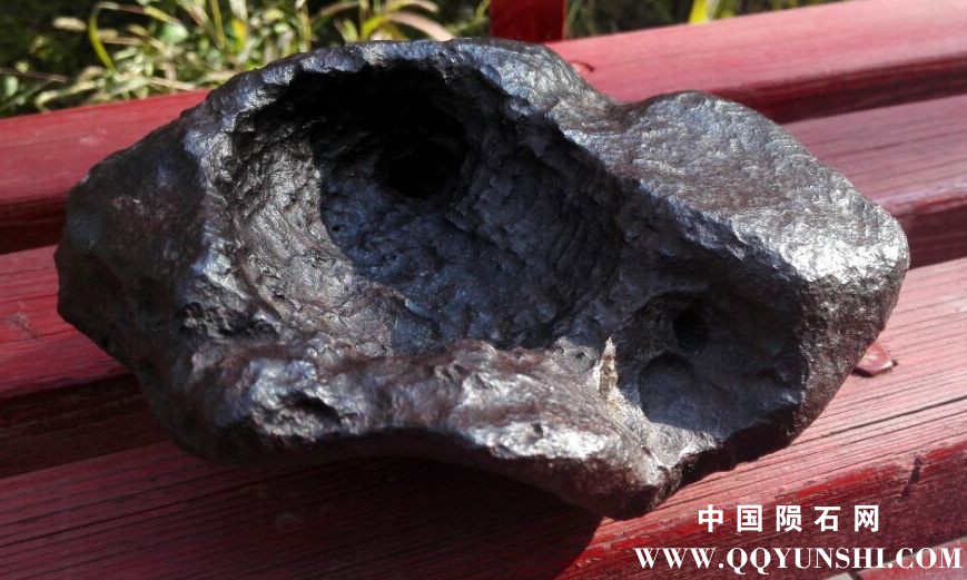 陨石重4.3公斤，熔壳保存较好，大气印，对穿孔，维像显露