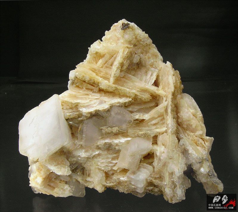 菱镁矿和白云石 西班牙 10 × 8.8 × 5.7公分.jpg
